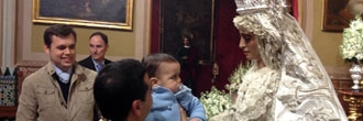 Los niños en torno a la Virgen de la Paz