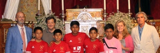 El equipo de niños peruanos de la «Andalucía Cup» visita la Hermandad